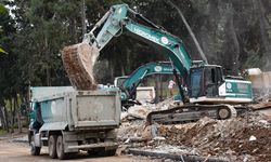 Adana'da göl kıyısındaki kaçak yapıların yıkımı sürüyor