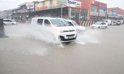 Adana'da kuvvetli yağış hayatı olumsuz etkiledi