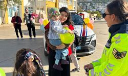 Antalya'da kanseri yenen çocuk için gökyüzüne balonlar bırakıldı