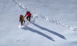 Doğa sporcuları Aladağlar'ın karla kaplı eteklerinde sınırlarını zorluyor