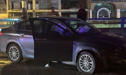 Hatay'da bariyere çarpan otomobilin sürücüsü yaralandı
