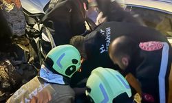 Hatay'da istinat duvarına çarpan otomobildeki 2 kişi yaralandı