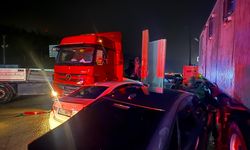 Hatay'da park halindeki 8 araca çarpan tırın sürücüsü yaralandı