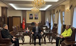 Malatya'da çorabını çıkarıp üşüyen çocuğa giydiren polis memuruna başarı belgesi