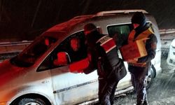 Kahramanmaraş’ta Yolda Kalan Vatandaşlara Jandarma ve Kızılay’dan Destek