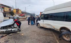 Kahramanmaraş’ta Servis Aracı ile Otomobil Çarpıştı: 2 yaralı