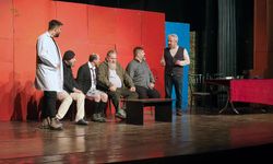 “Deliriyorum Haberin Olsun” Gösterisi Tiyatroseverleri Kahkahaya Boğdu