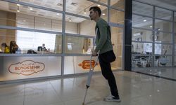 6 ŞUBAT DEPREMLERİNİN ÜÇÜNCÜ YILI - Depremde kolunu ve bacağını kaybeden genç resimle engelleri aşıyor