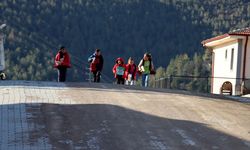 6 ŞUBAT DEPREMLERİNİN ÜÇÜNCÜ YILI - Kütüphaneye dönüştürdüğü kulübenin ardından köy evinde de çocukları kitap okumaya teşvik ediyor
