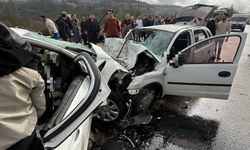 Burdur'da iki otomobilin çarpıştığı kazada 6 kişi öldü, 6 kişi yaralandı