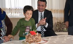 Dörtyol Kaymakamı Keklik'ten annesi vefat eden çocuğa doğum günü sürprizi