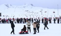 Erciyes'te pistler hafta sonu kayakseverlerle doldu