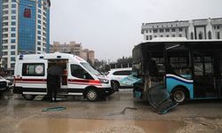 Hatay'da tırın otobüse çarpması sonucu 4 kişi yaralandı