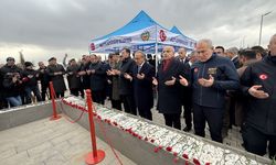 Malatya'da 6 Şubat depremlerinde hayatını kaybedenler kabirleri başında anıldı