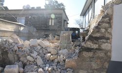 Mersin'in Akdeniz ilçesinde 2 katlı metruk ev yıkıldı
