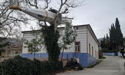 Osmaniye Düziçi'nde devrilen cami minaresi elektrik tellerini kopardı