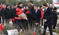 Deprem Şehitleri Kabri Başında Dualarla Yad Edildi