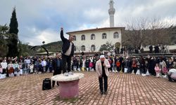 Antalya'da çocuklara bayram şekeri dağıtma geleneği sürdürüldü