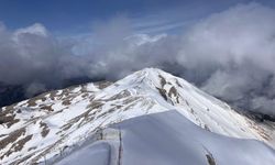 Antalya'daki Tahtalı Dağı'nın zirvesi beyaza büründü