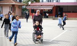 Cam kemik ve skolyoz hastası Zeynep Duru'nun hayali sahnede piyano çalmak