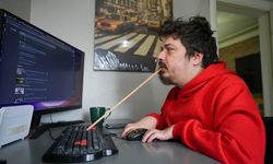 Ağzındaki çubukla bilgisayar kullanan omurilik felçli yazılımcı, engellilere dijital dünyayı öğretiyor