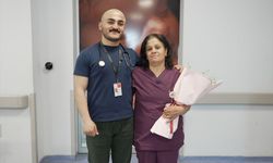 Aynı hastanede çalıştığı annesine Ebeler Haftası'nda çiçekle sürpriz yaptı