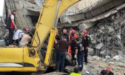 GÜNCELLEME - Kahramanmaraş'ta 5 katlı otoparkın yıkımı sırasında iş makinesi enkaz altında kaldı