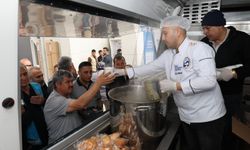 Hatay'da vatandaşlara çorba ikram ediliyor