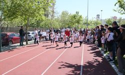 İzmir'de çocuklar 'koşamayan arkadaşları' için koştu