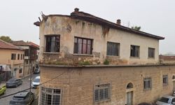 Mersin'de 2 katlı yapının çatısı kısmen çöktü