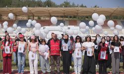 Mersin'de Kızılay gönüllüleri okul saldırısında hayatını kaybedenleri gökyüzüne balonlar bırakarak andı