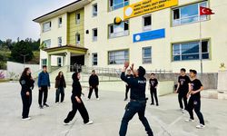 Pozantı'da polis, lise öğrencileriyle voleybol oynadı