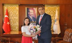 Silifke Kaymakamı Abdullah Aslaner, koltuğunu ilkokul öğrencisine devretti