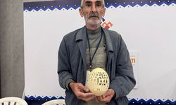 Televizyondan görerek başladığı yumurta kabuğu oyma sanatını Türkiye'ye tanıtıyor