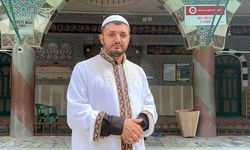 Adana'da camide kalp krizi geçiren kişinin imamın müdahalesiyle kurtulması kamerada