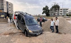 Adana'da çukura düşen araçta hasar oluştu