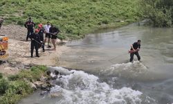 Adana'da nehirden geçmeye çalıştıkları kamyonda mahsur kalan 2 kişiyi itfaiye kurtardı