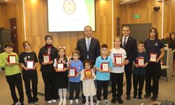 Adana'da Yeşilayın yarışmalarında dereceye giren öğrenciler ödüllendirildi