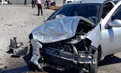 Alanya'da otomobil ile hafif ticari aracın çarpıştığı kazada 1 kişi yaralandı