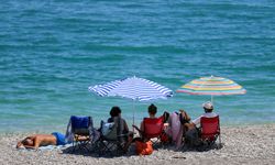 Antalya sahillerinde Kurban Bayramı'nın ilk gününde yoğunluk yaşanıyor