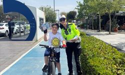 Antalya'da çocuklara 'Polirobot Trafikte' bilgilendirme kartı dağıtıldı