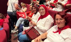 Antalya'da kadınlar sinema salonunda dev Türk bayrağı için örgü ördü