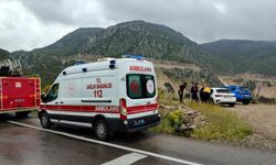 Antalya'da şarampole devrilen otomobildeki 4 kişi yaralandı