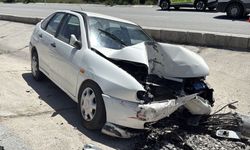 Burdur'da aydınlatma direğine çarpan otomobilin sürücüsü yaralandı