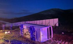 GÜNCELLEME 2 - Sivas'ta taraftarları taşıyan midibüsün devrilmesi sonucu 25 kişi yaralandı