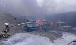 Hatay'da işçi konteynerleri ve 8 araç yandı