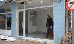 Havza'da selde zarar gören esnafın kapı ve çerçevelerinin ücreti AFAD tarafından karşılanıyor