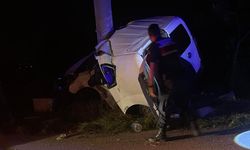 Isparta'da direğe çarpan hafif ticari araçtaki 2 kişi öldü, 2 kişi yaralandı