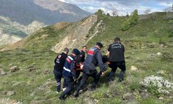 Malatya'da kayalıklarda mahsur kalan yaşlı kadın kurtarıldı