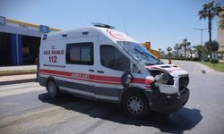 Mersin'de ağaca çarpan ambulanstaki sağlık görevlisi yaralandı